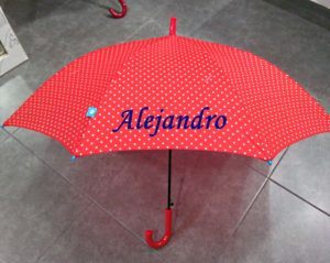 Paraguas personalizado bordado a máquina en color rojo con letras azules