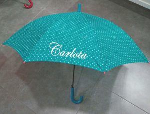 Paraguas en color turquesa personalizado con el nombre bordado