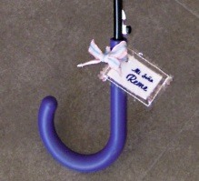 paraguas con nombre escrito en un etiqueta situada en la empuñadura