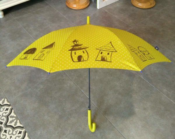 paraguas amarillo personalizado con dibujos de casitas
