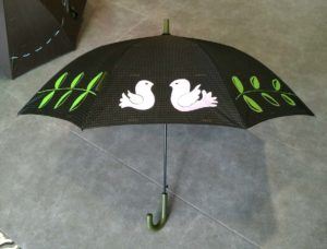 Paraguas negro personalizado con dibujos de pájaros y hojas pintados a mano