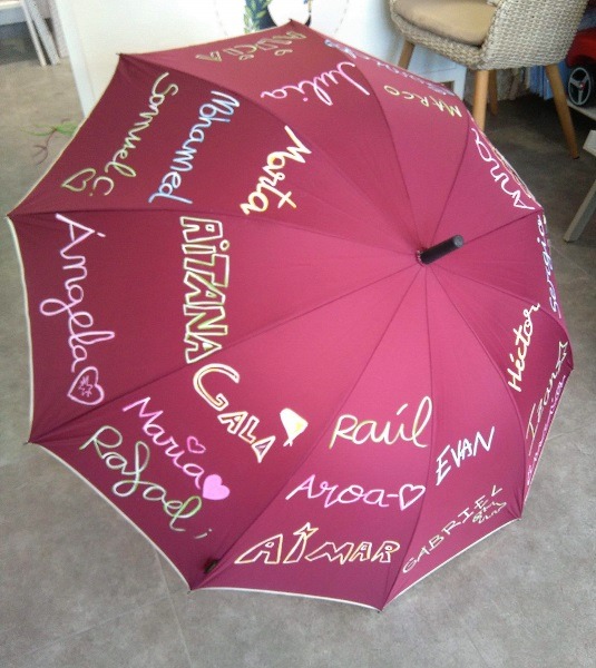 Paraguas para maestros y maestras con los nombres los con la letra los propios alumnos Crehadas