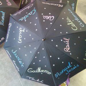 Paraguas para maestros y maestras con los nombres de los alumnos con letra de adulto