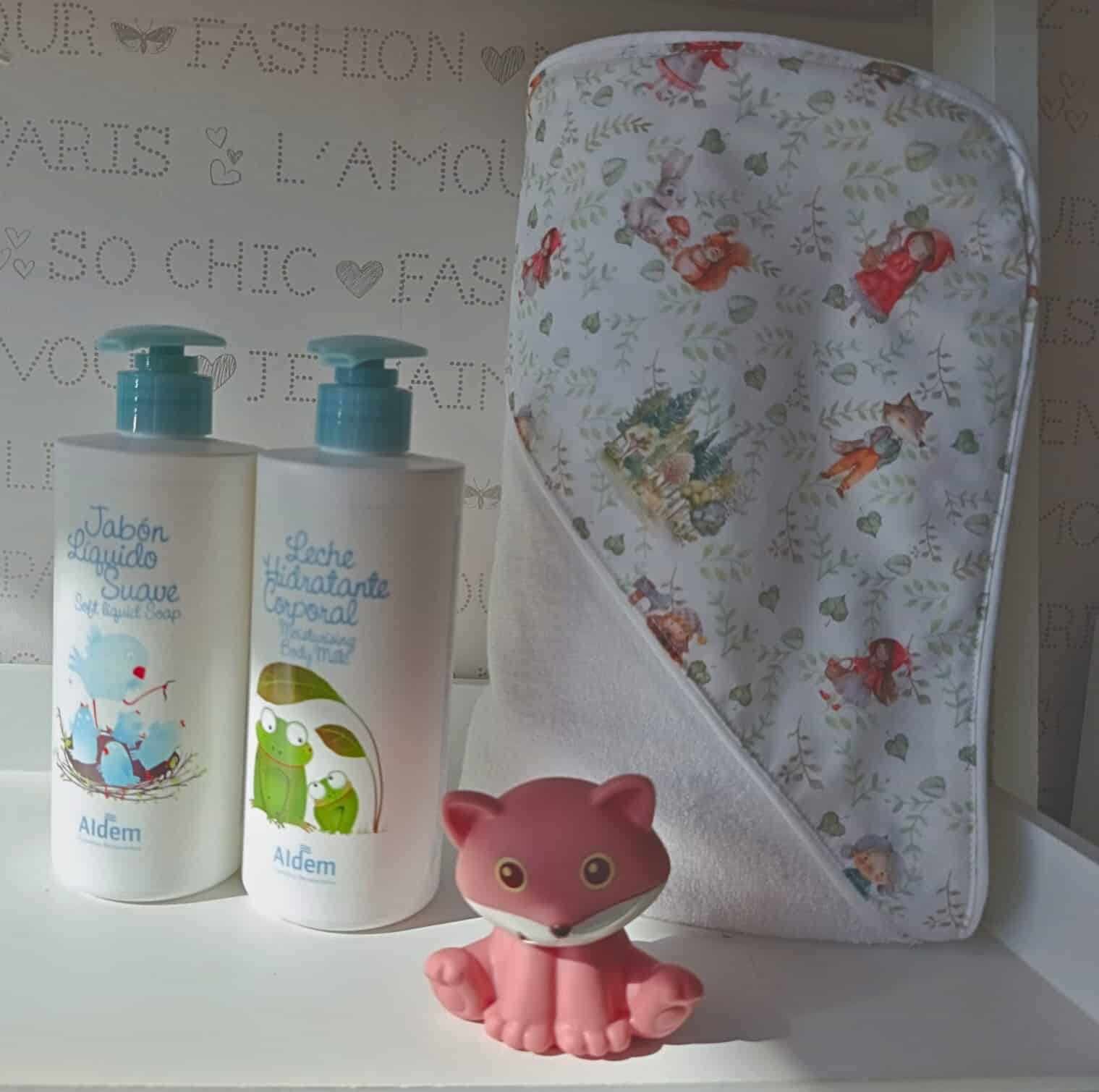 canastilla básica baño personalizada con capa de baño, gel, crema y juguete antimoho